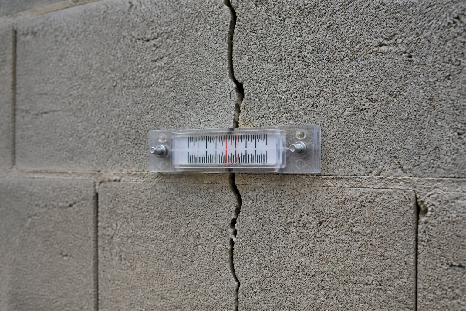 Comment surveiller l'évolution des fissures au quotidien ?
